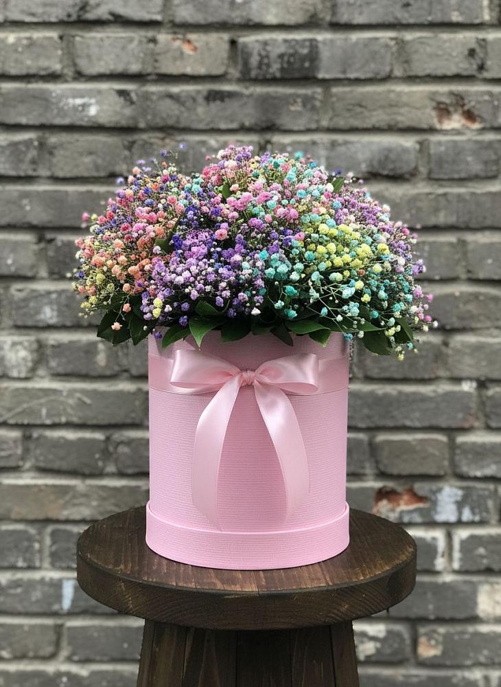 Цветочная композиция из Гипсофила и Розы в шляпной коробке в Макеево