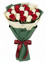 Букет Микс из красных и белых роз в Макеево