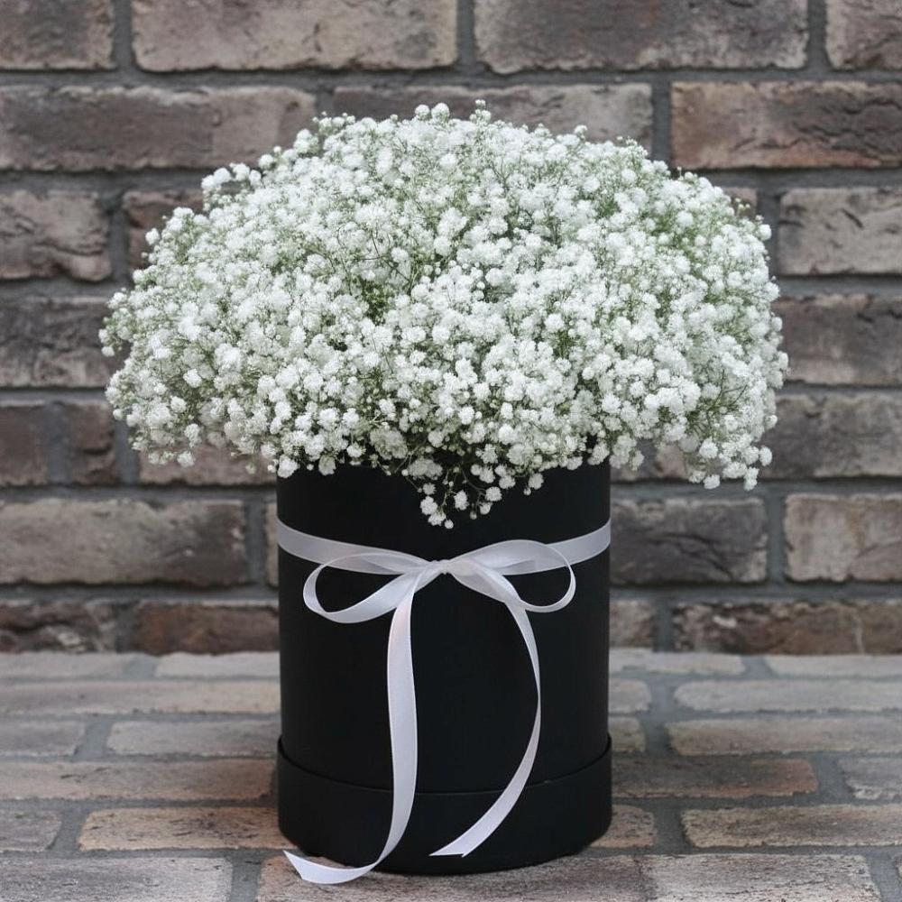 Цветочная композиция из Гипсофила в шляпной коробке в Макеево