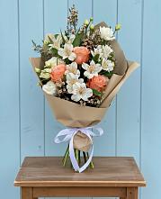 Букет цветов из:  Альстромерии, Лизиантусы, Розы и Хризантемы в Макеево