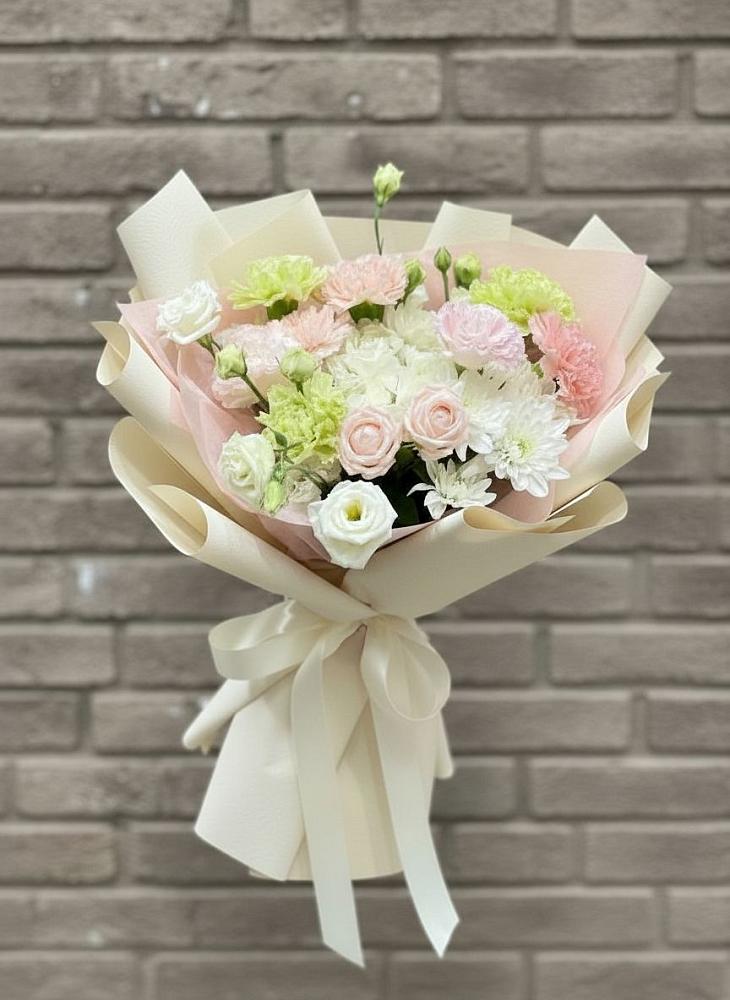 Букет цветов из: Гвоздики, Розы, Лизиантусы и Хризантемы в Макеево