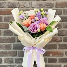 Букет цветов из:  Лизиантусы и Розы в Макеево