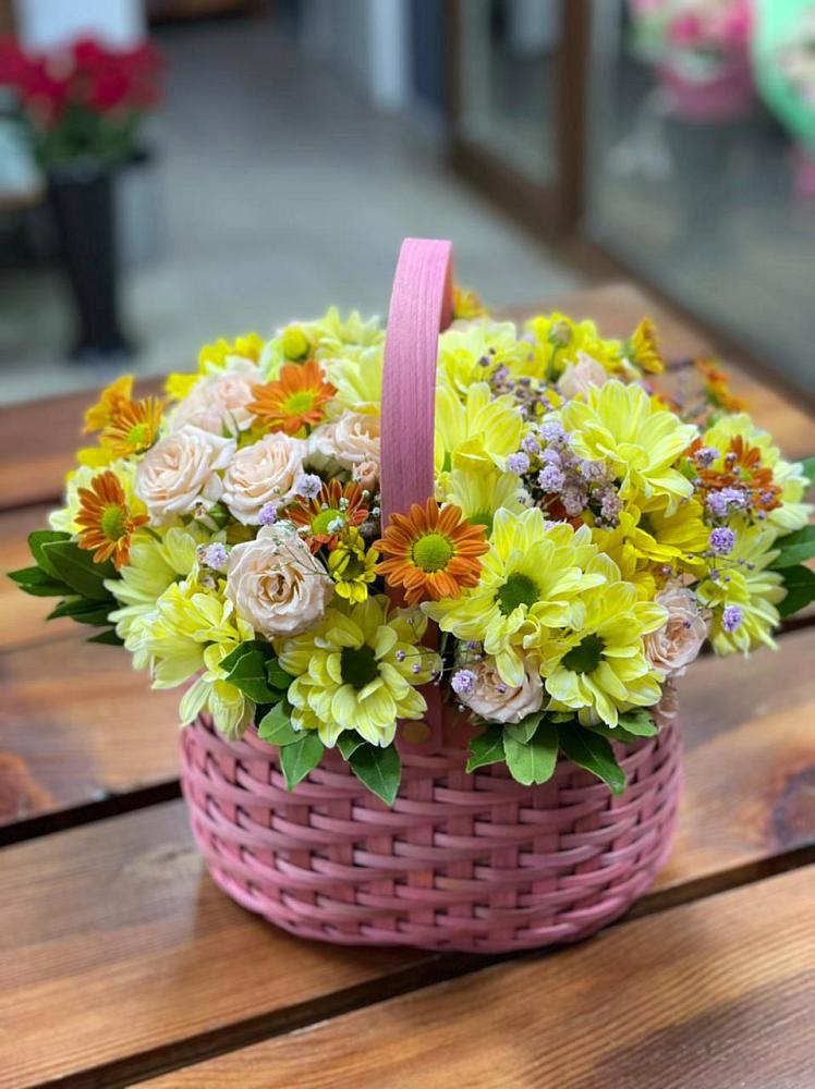 Цветочная композиция из Хризантемы и Розы в корзине в Макеево