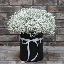 Цветочная композиция из Гипсофила в шляпной коробке в Макеево
