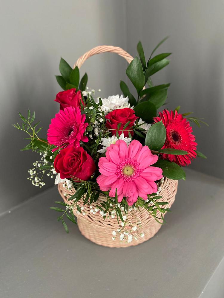 Цветочная композиция из Розы, Хризантемы и Герберы в корзине в Макеево