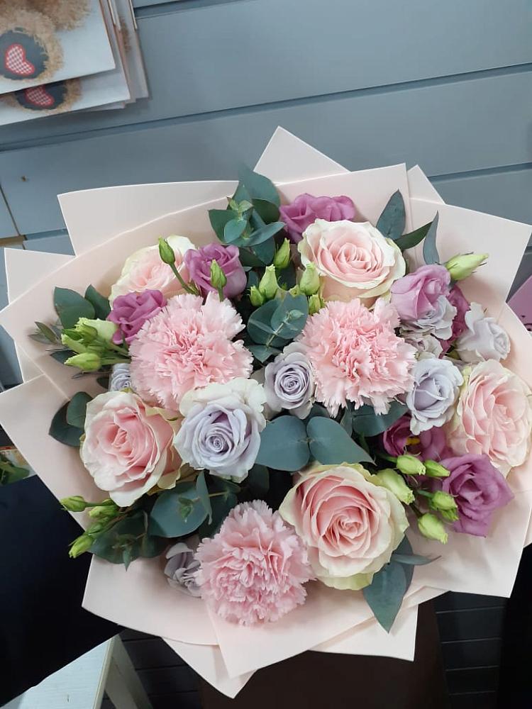 Букет цветов из: Розы, Гвоздики и Лизиантусы в Макеево