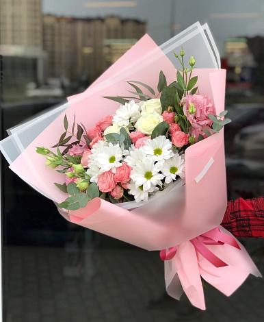 Букет цветов из: Розы, Лизиантусы и Хризантемы в Макеево
