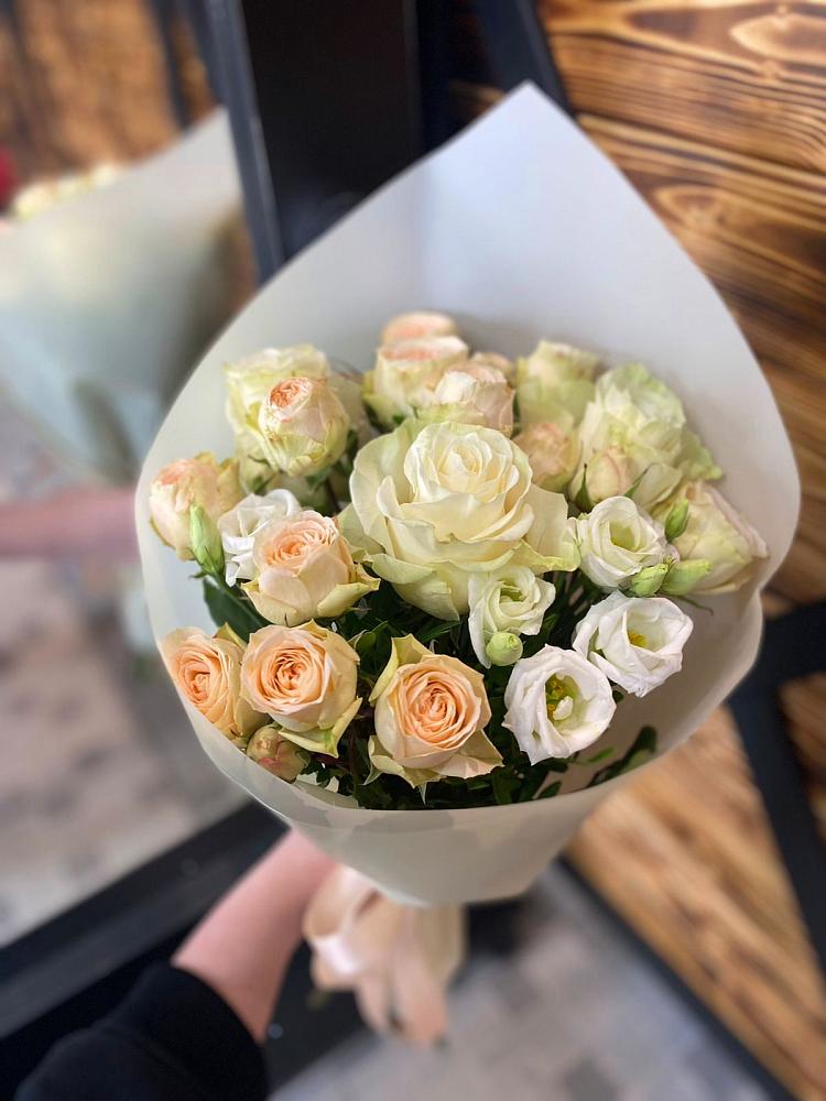 Букет цветов из: Розы и Лизиантусы в Макеево